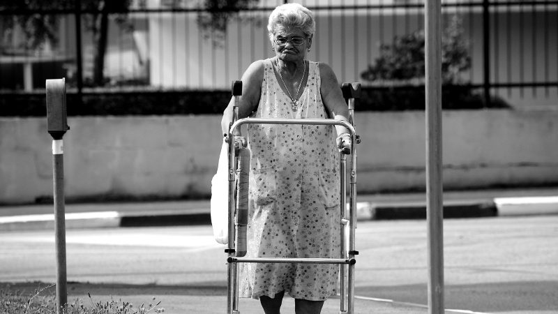 Ældre dame med rollator