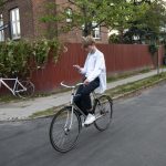Alt for mange teenagers bruger mobil på cyklen