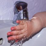 Udtørrede hænder af vask i skoler og dagtilbud